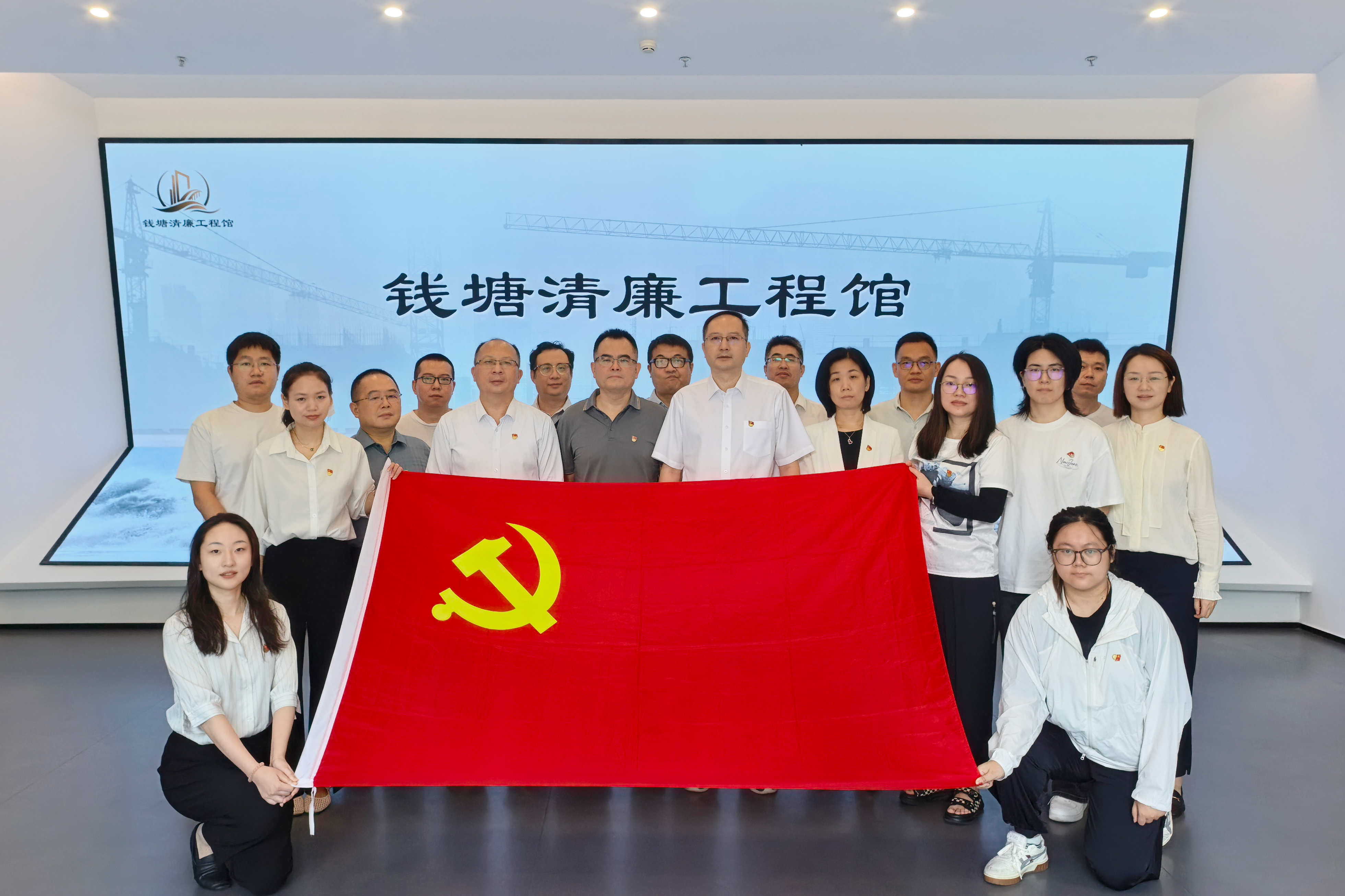 中機(jī)聯(lián)合開展警示教育活動暨深入貫徹中央八項(xiàng)規(guī)定精神專題黨課